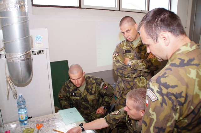 Terén byl pro naše vojáky úplně neznámý, proto bylo potřebné důsledné studium map