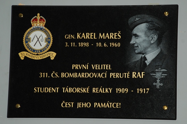 Pamětní deska brigádního generála Karla Mareše - podnět k jejímu vzniku dali rodinní příslušníci již zemřelých členů RAF skupiny Petr Jahn, Miroslav Sobek a František Volf  