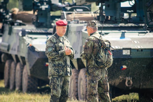 Ředitel akce brig. gen. Ladislav Jung ladí detaily společně s řídícím hlavní dynamické ukázky AČR mjr. Jaroslavem Vítkem