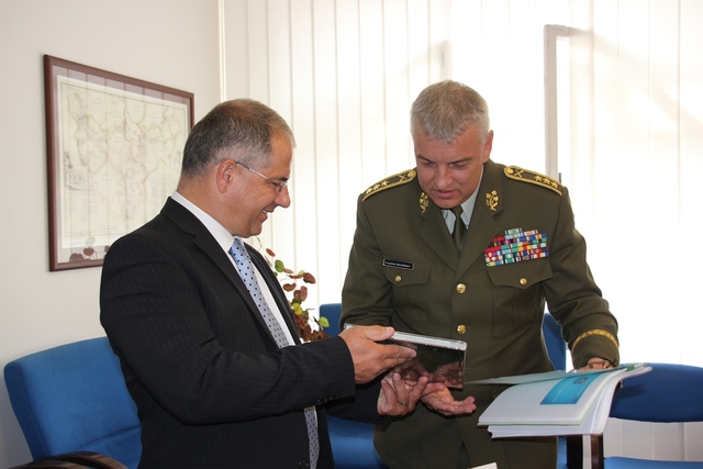 Lajos Kósa předal generálu Malenínskému knihu o maďarském parlamentu