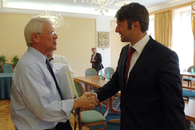 Náměstek ministra obrany Jakub Landovský se zdraví s Rogerem Wickerem