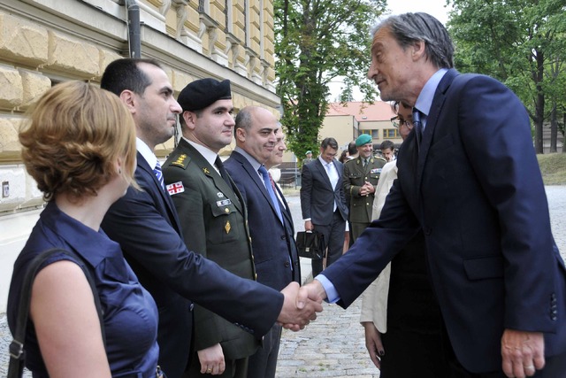 Ministr obrany se zdraví se členy delegace MO Gruzie