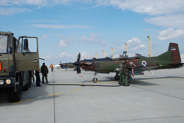 Po letu je nutné doplnit palivo 