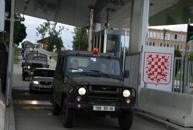  Kolona projíždí hlavní bránou vrtulníkové základny směr Líbavá