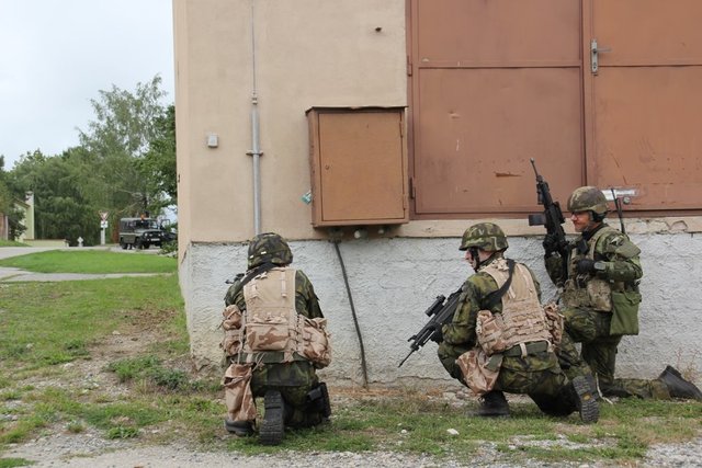  Nepřítel se schovává za vozidlem 