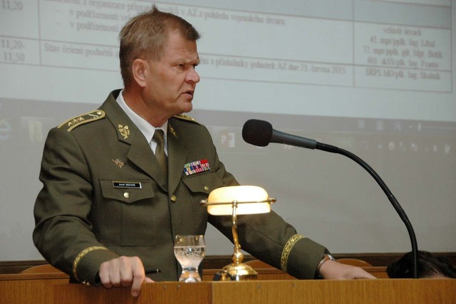 Generálporučík Josef Bečvář při projevu