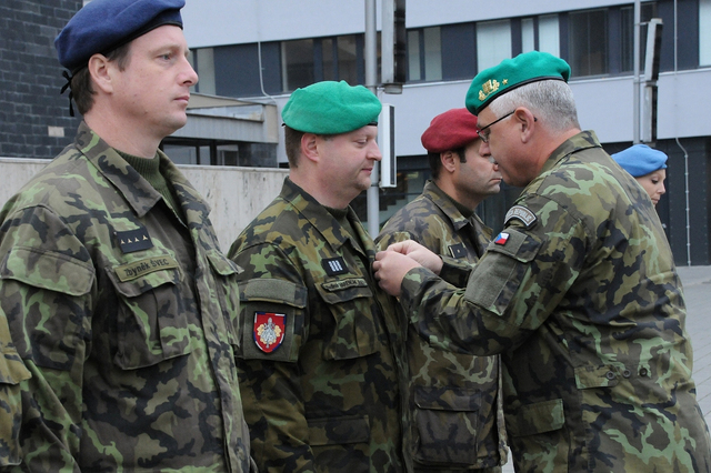 Ze slavnostního nástupu ke Dni vzniku samostatného česko-slovenského státu ve Vyškově - udělení vyznamenání velitelem -  brigádním generálem Jánem Kožiakem