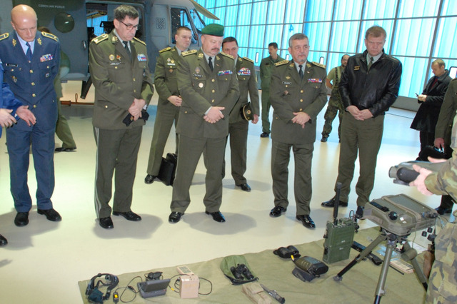  Ukázka výstroje předsunutých leteckých návodčí