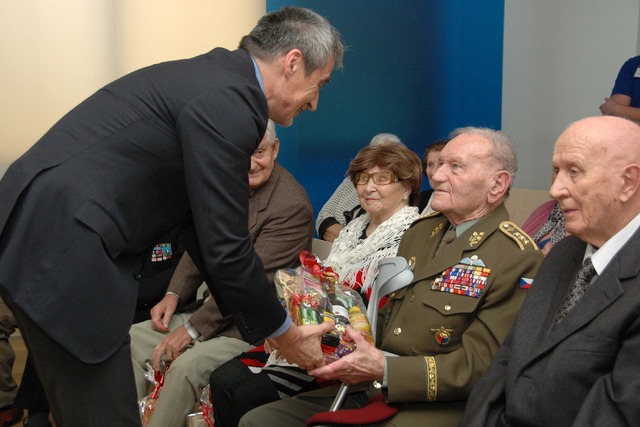 Martin Stropnický předává vánoční balíčky veteránům