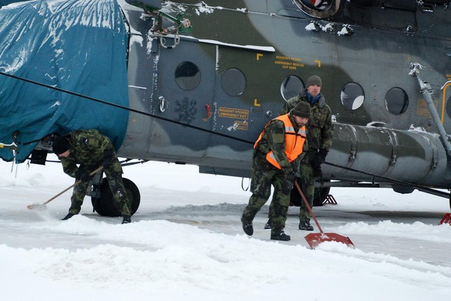 Tam, kde se letištní technika nedostane, pomůže lopata a smeták. 