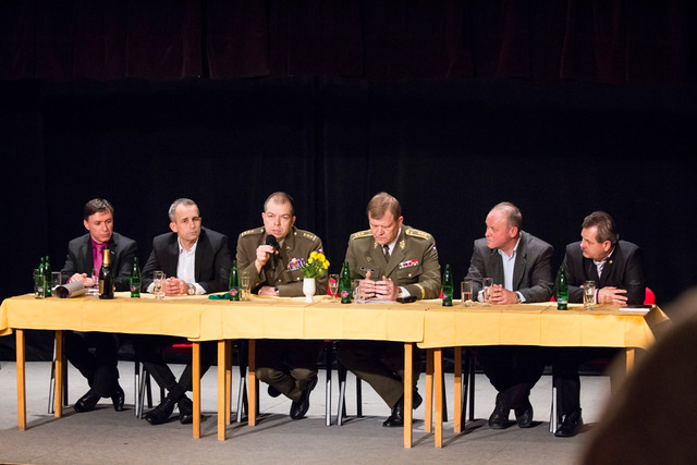 Knihu představil jeden z autorů - plukovník Eduard Stehlík, ředitel odboru pro válečné veterány MO