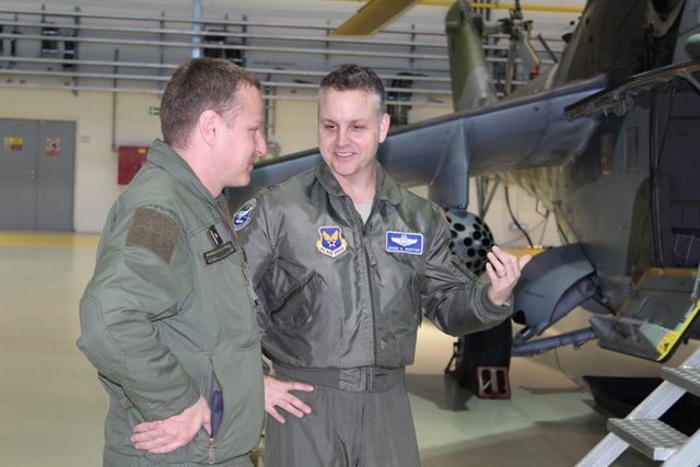 Major Pavel Procházka odpovídá plukovníku Marku Wootanovi na jeho otázky 