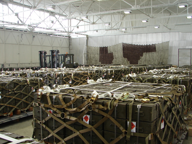 Munice na paletách připravená k transportu do Iráku.