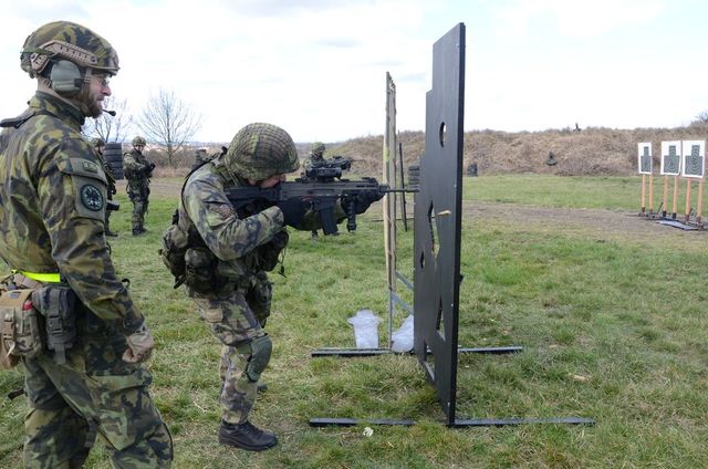 Vojáci pod vedením instruktorů střelecké přípravy plní různé úlohy