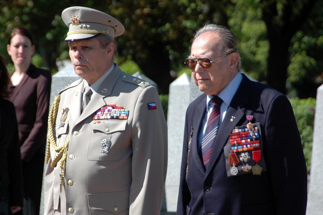 Pietní vzpomínky na Olšanských hřbitovech se zúčastnili také zástupci veteránských organizací