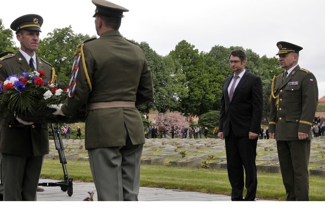 Společný věnec za resort obrany k jednomu z pylonů položili náměstek Jakub Landovský a generálporučík Jiří Baloun