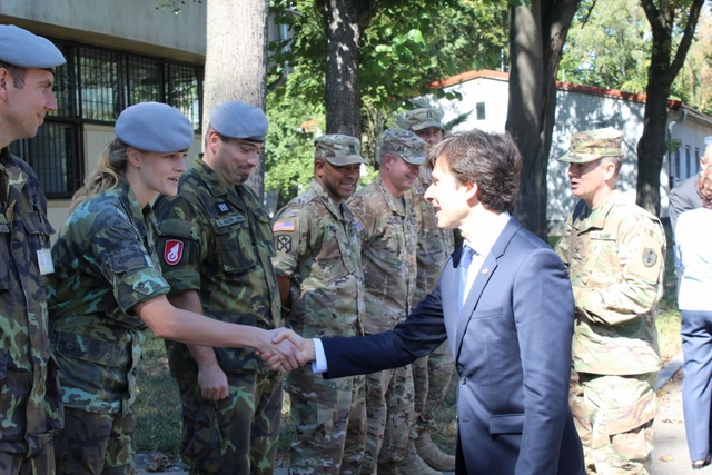 Velvyslanec Schapiro při setkání s příslušníky 14. plogp