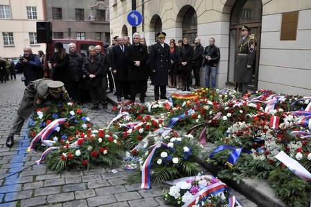 Prostranství před kolejí se zaplnilo kyticemi a věnci