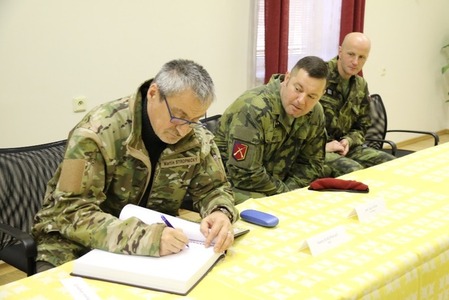 Martin Stropnický během zápisu do pamětníky knihy jindřichohradecké posádky