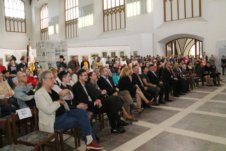  Během vernisáže výstavy byl zaplněn sál Alšovy jihočeské galerie