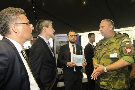 Podplukovník Jiří Simmer z Centra simulačních technologií seznamuje ministra obrany s trenažéry