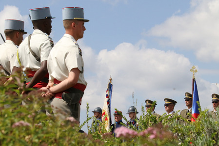Francouzská a česká čestná stráž u legionářského památníku