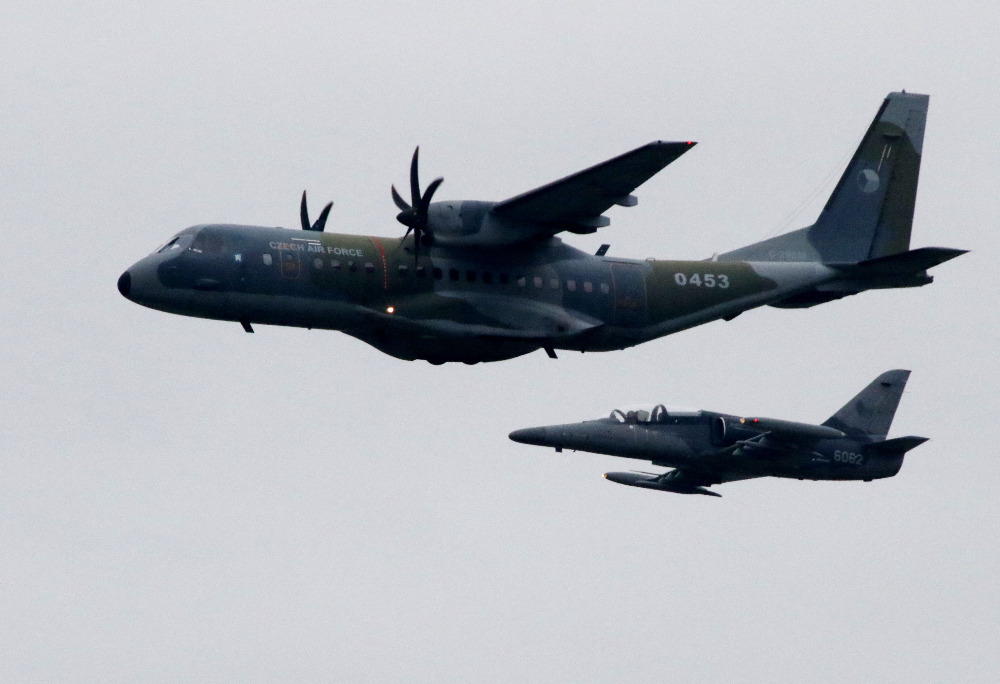  Letoun C-295M Casa s doprovodem