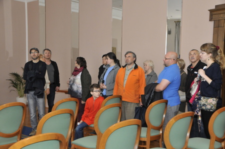 Návštěvníci v Zrcadlovém salonku, který slouží pro tiskové konference