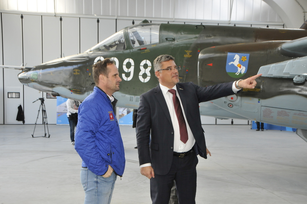  Milan Mikulecký, který má jako pilot řadu zkušeností s létáním, popisuje náměstkovi ministra obrany Tomáši Kuchtovi specifika letounu 