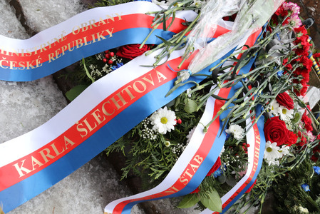 Jeden z věnců Ministerstva obrany