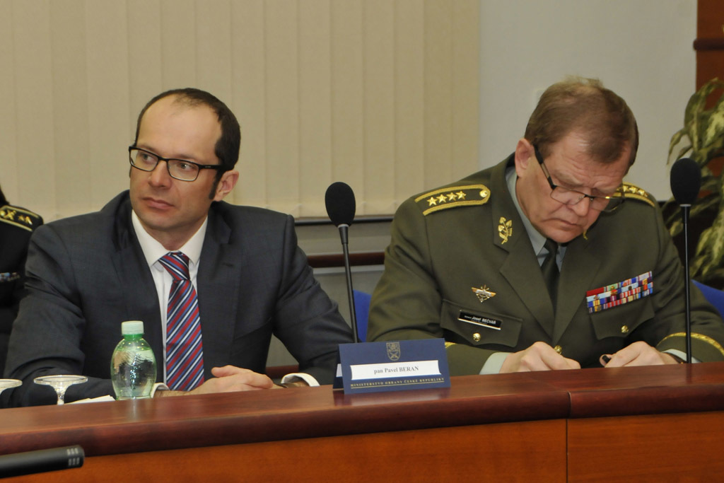 Náčelník Generálního štábu AČR armádní generál Josef Bečvář (vpravo)