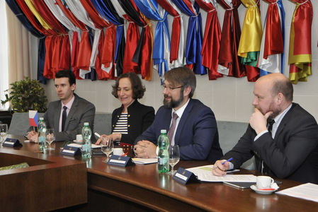 Česká delegace v čele s náměstkem Jakubem Landovským. S rumunskými hosty jednali o aktuální bezpečnostní situaci v Evropě