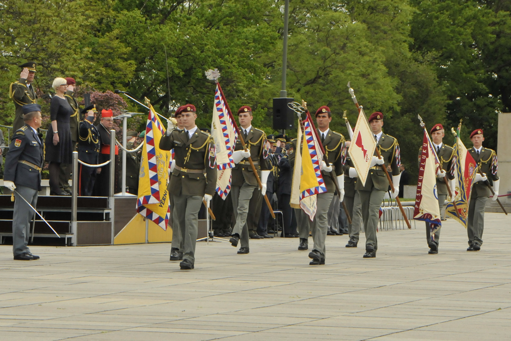 Vojáci na začátku ceremoniálu přinášejí historické prapory
