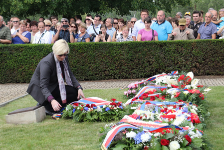 Ministryně obrany Karla Šlechtová položila jeden z věnců