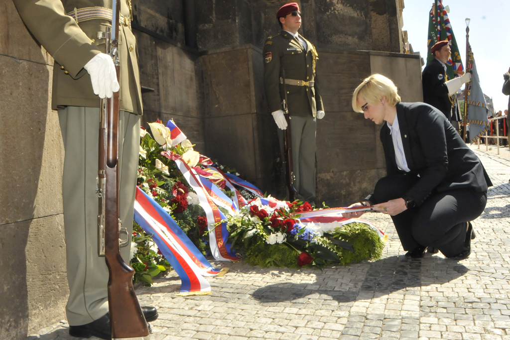 A symbolicky urovnává stuhy na věnci