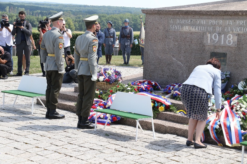 Náměstkyně Alena Netolická během kladení věnce