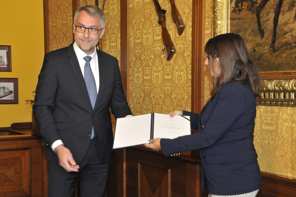 Ministr obrany Lubomír Metnar předal jmenovací dekret profesorce Vandě Boštíkové