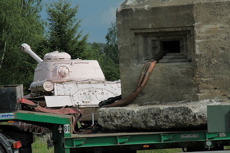 Tank při stěhování bunkru vz. 36 do Lešan