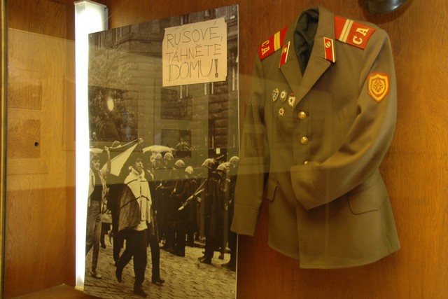 Exponáty ze sbírek Vojenského historického ústavu Praha zahrnují dobové plakáty i stejnokroje