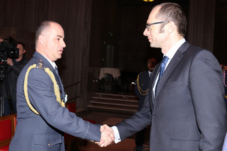 Náměstek ministra obrany Pavel Beran ocenil velitele 24. jednotky AAT úkolového uskupení AČR Resolute Support podplukovníka Radka Henkela