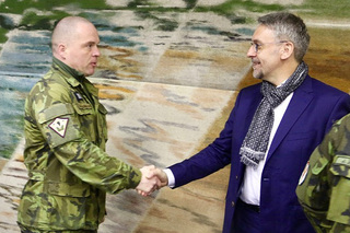 Ministr obrany Lubomír Metnar se zdraví s vojáky