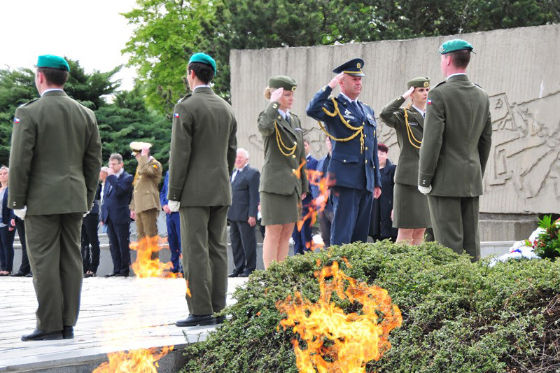 Představitelé UO vzdávají poctu vojákům Rudé armády