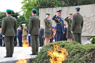Představitelé UO vzdávají poctu vojákům Rudé armády