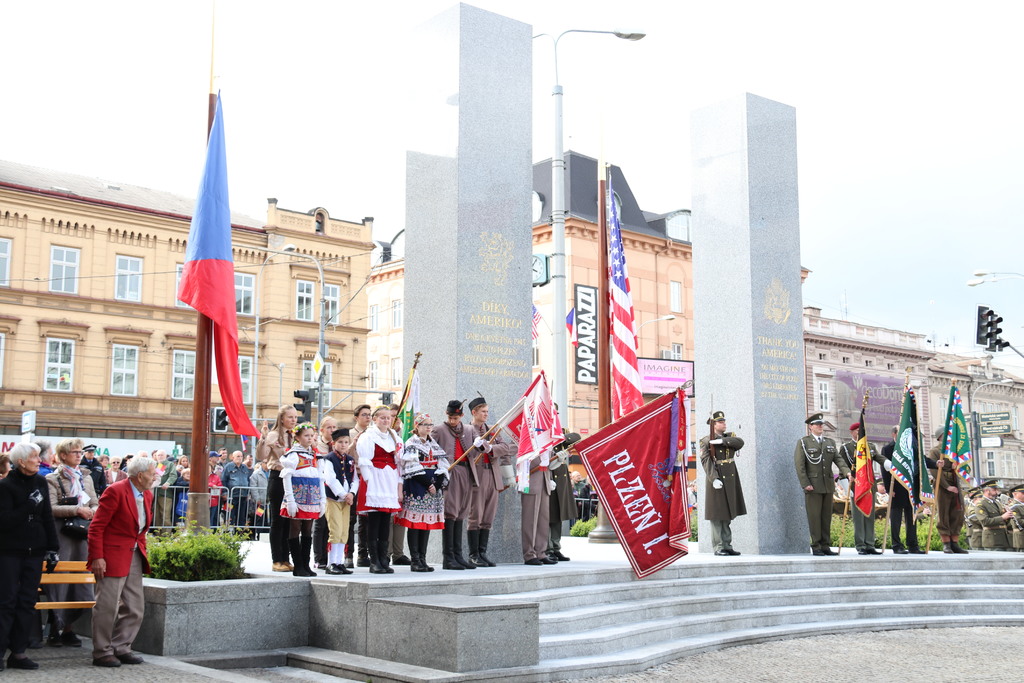  Celkový pohled na pomník Díky, Ameriko! s nastoupenými sokoly (vlevo) i praporečníky (vpravo)