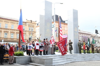  Celkový pohled na pomník Díky, Ameriko! s nastoupenými sokoly (vlevo) i praporečníky (vpravo)