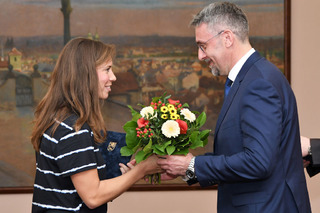  Ministr Metnar předává květiny mistryni světa Evě Samkové 