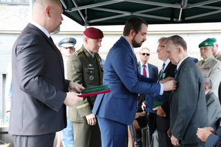 Pověřený náměstek ministra obrany Filip Říha předává Záslužný kříž ministra obrany III. stupně  Janu a Karlu Píkovým, synovcům generála Heliodora Píky. Gratuluje jim i zástupce náčelníka Generálního štábu – náčelník štábu generálmajor Miroslav Hlaváč