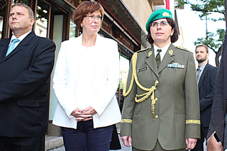 Ministerstvo obrany a Armádu ČR na vzpomínkové akci reprezentovaly zplnomocněnkyně MO pro válečné veterány Alena Netolická a brigádní generálka Lenka Šmerdová