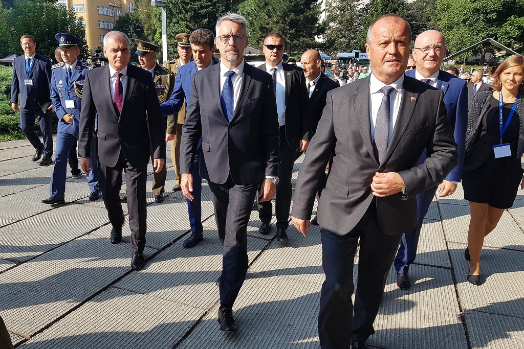 Ministři obrany ČR a SR se přesouvají na zahájení slavnostního shromáždění u příležitosti 75. výročí SNP