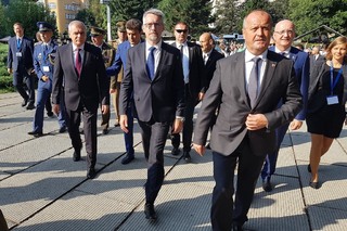 Ministři obrany ČR a SR se přesouvají na zahájení slavnostního shromáždění u příležitosti 75. výročí SNP